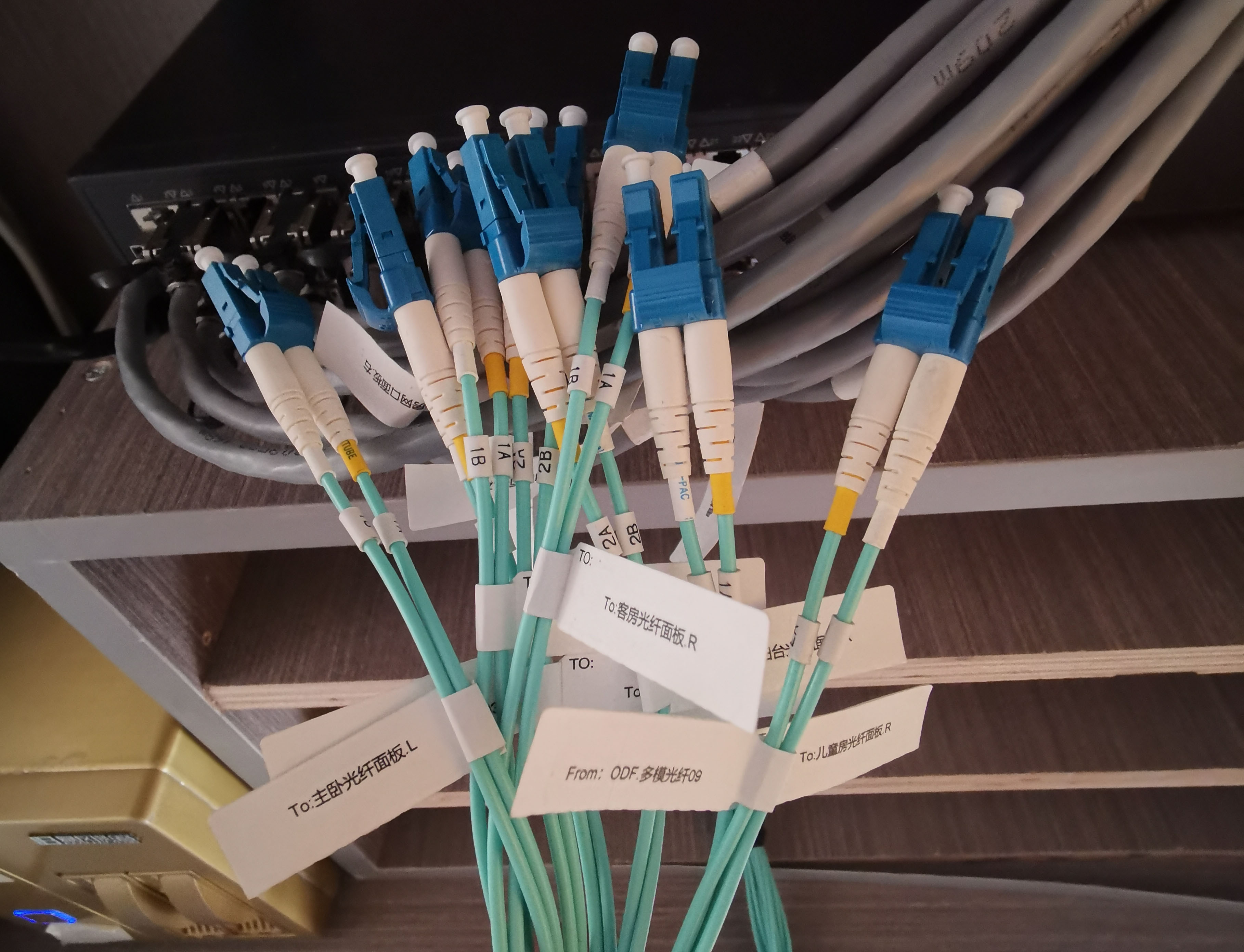 Flag-style cable labels for server cabinets